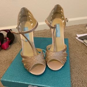 Betsy Johnson Tee Champagne Glitter Heels SIZE 5.5